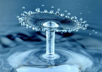 A water splash caught in time. Photo by Linus Mimietz.