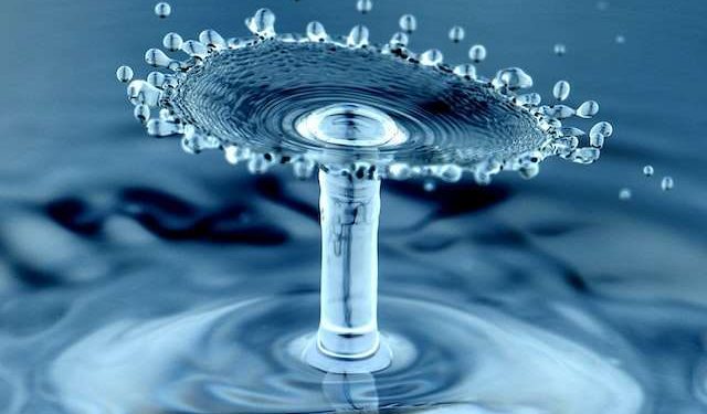 A water splash caught in time. Photo by Linus Mimietz.