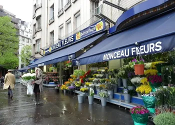 Flower shop in Paris. Photo by Carol. Flickr.