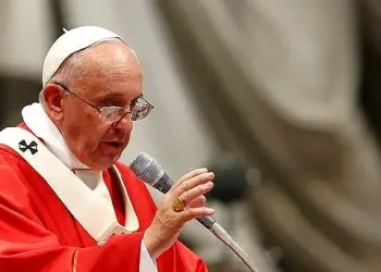 Pope Francis giving a speech. Photo by Monica de Argentina. Flickr.