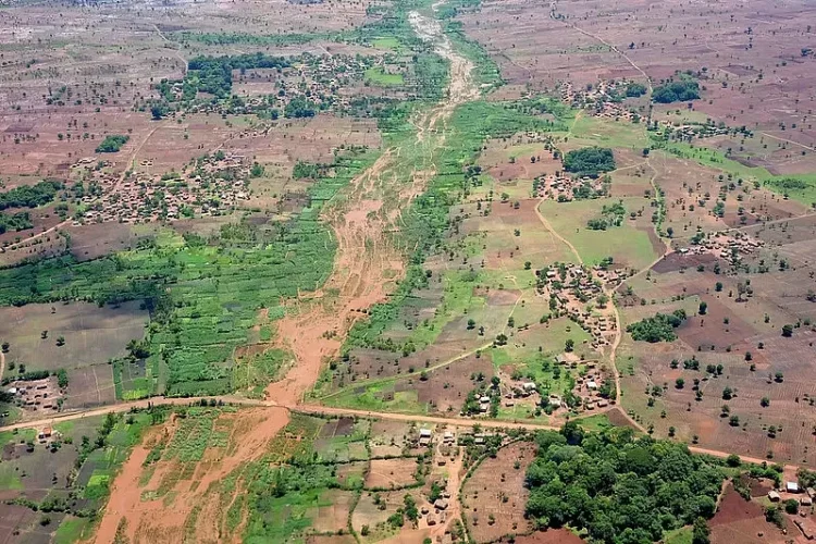 Malawi villages along a flooded creek. Photo by Lars Plougmann. Flickr.