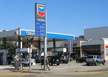 Chevron gas station in San Francisco, California. Photo by Cool Caesar. Wikimedia.