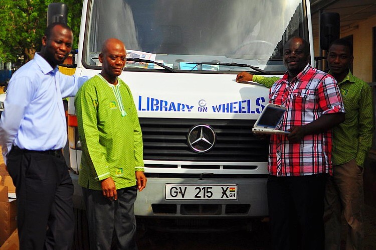 Mobile library in Ghana, Volta region. Photo by Beyond Access Initiative. Flickr.