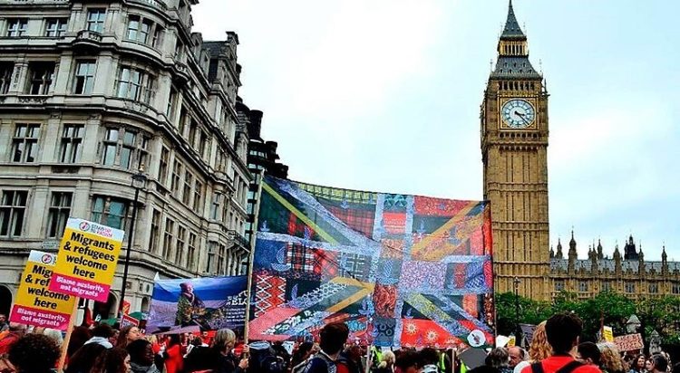 The New Union Flag infront of the houses of parliament. Photo by Gil Mualem-Doron. Wikimedia.