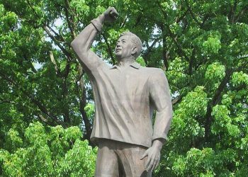 Statue representing the Commission on Human Rights, Philippines. Photo by J Dipterocarpus. Wikimedia.