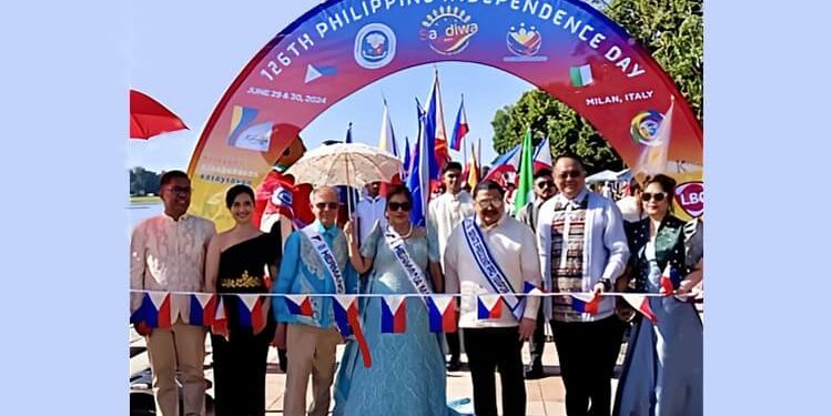 Senator Jinggoy Estrada center joins the 126th Independence Days culminating event Sandiwa Fiesta sa Europa in Milan, Italy. Photo by Alona Cochon. PNA