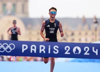 Great Britain's Alex Yee crossing the line to win gold in the Parris 2024 Olympics Triathlon. Photo by Getty Images.