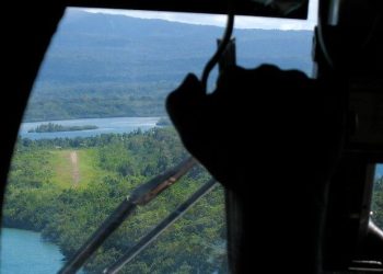Landing into Ramata airfield due to Seghe Airfield runway was unservicable. Photo by Xplore Dive. Flickr.