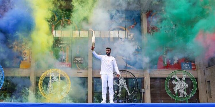 The Olympic Torch Relay in Seine-Saint-Denis. Photo by Pais Olympics. IOC.