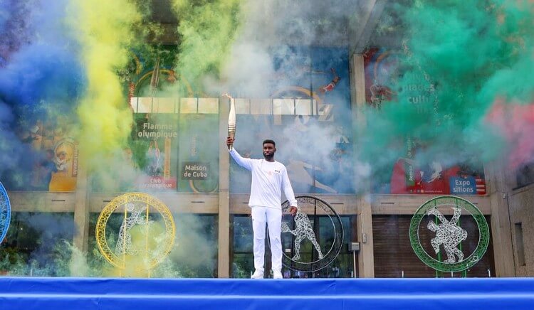 The Olympic Torch Relay in Seine-Saint-Denis. Photo by Pais Olympics. IOC.