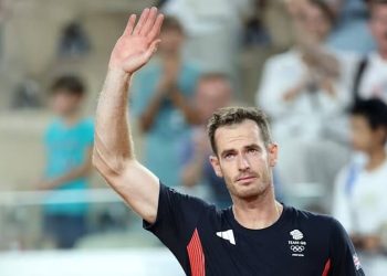 An emotional Andy Murray waves goodbye to the crowd. Photo by Matthew Stockman. Getty Images.