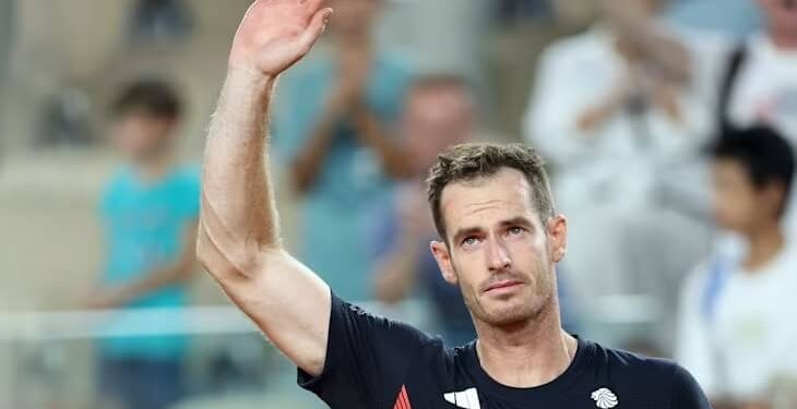 An emotional Andy Murray waves goodbye to the crowd. Photo by Matthew Stockman. Getty Images.
