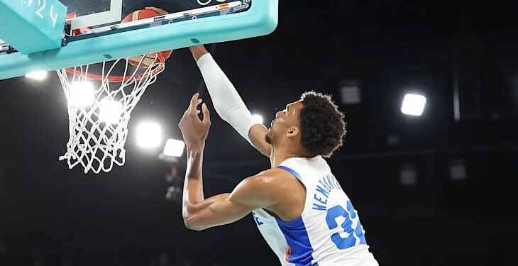 Critical last minuet basket. Photo by Getty Images. Paris 2024 Olympics.
