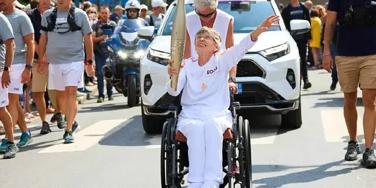 Disable athlete on a torch bearer. Photo by Paris 2024 Paralympics.