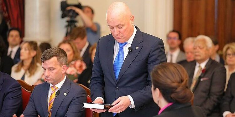 Rt Hon Christopher Luxon gives his oath. Photo by Doug Mountain. Wikimedia.