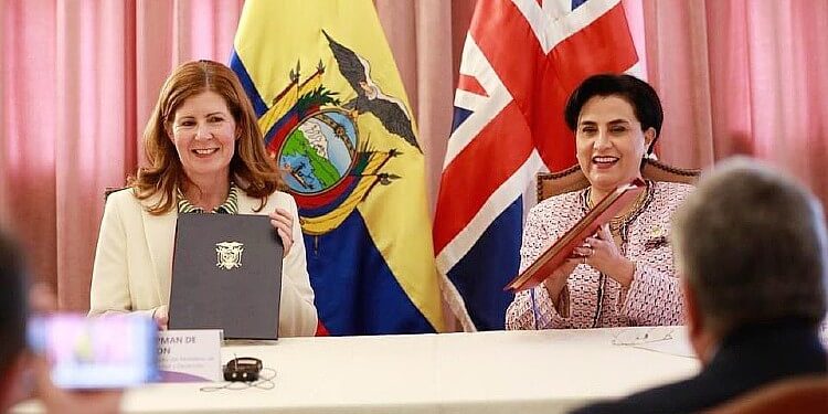 Signature of agreement between the UK and Equador. Photo by UK Government.