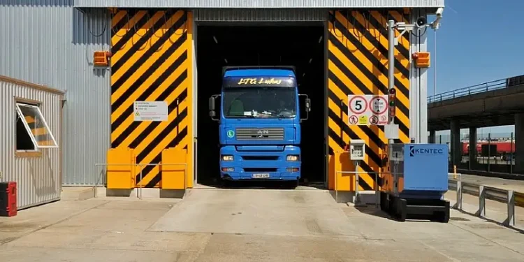 UK immigration lorry scanner. Photo by UK Border Force. Gov.uk.