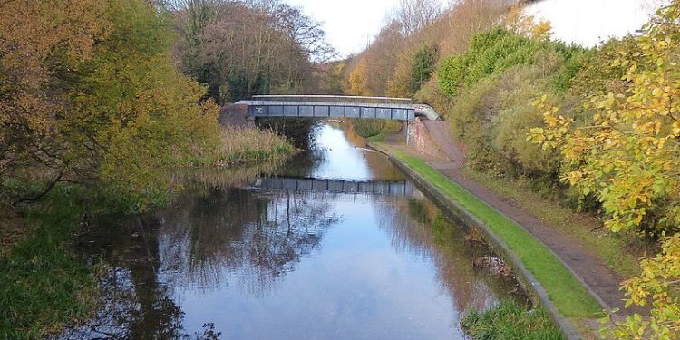 Walsall Canal - Willingsworth Hall Bridge - Moorcroft Junction Foot and Pipe Bridge. Photo by Elliott Brown. Flickr.