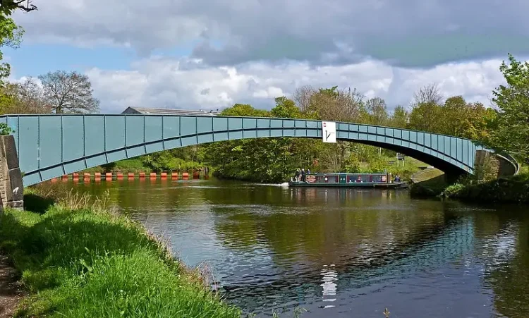 Bridge over the River Calder, Mirfield. Photo by Tim Green.