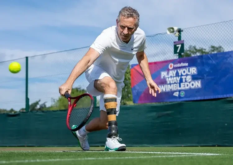 Disabled tennis player making a backhand groundstroke. Photo by AELTC & Felix.