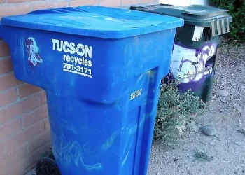 Tucson recycle bin and waste bin. Photo by Daquella Manera.
