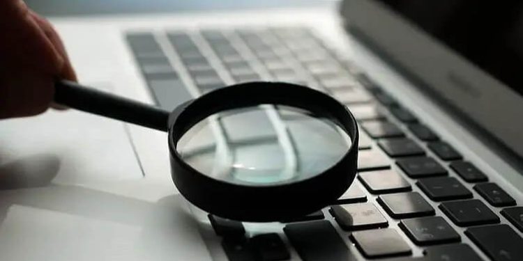 Finding information online. Photo by O. Web.
