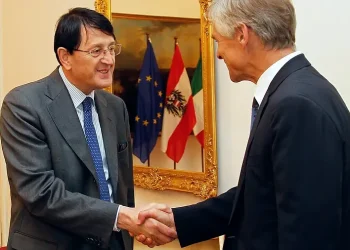 Generalsekretär Linhart trifft italienischen Senator Lodovico Sonego. Diplomacy in action. Photo by Österreichisches Außenministerium.