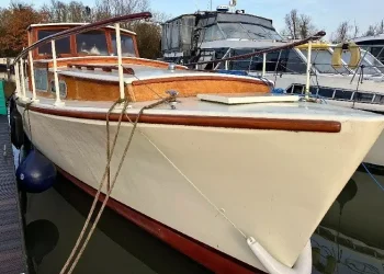 Le Bateau De Bois is owned Somerset boater David Harding, forced to pay more than £1,000 in compensation and costs. Photo by the Environment Agency.