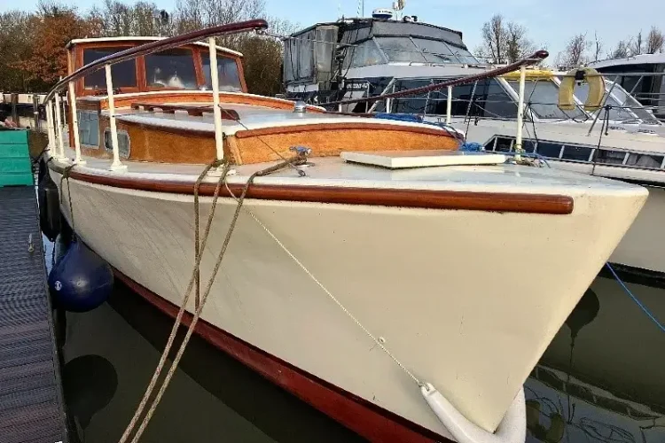 Le Bateau De Bois is owned Somerset boater David Harding, forced to pay more than £1,000 in compensation and costs. Photo by the Environment Agency.