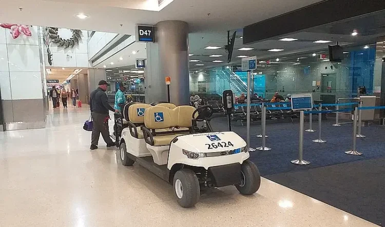 Airport motorized disabled people carrier. Photo by Hastengeims.