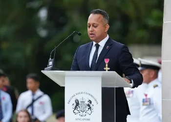 Nikesh Mehta delivering his speech at the Kranji War Memorial, Singapore. 克兰芝阵亡将士公墓. Photo by the UK Government.