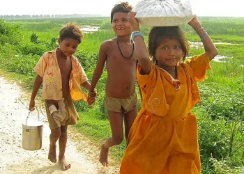 Smile in Adversity. Children working to make ends meet. Photo by dhilung.