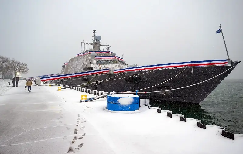Snow falls on the USS Beloit docked in Milwaukee for its commissioning Nov. 21, 2024. Photo by Hersom.