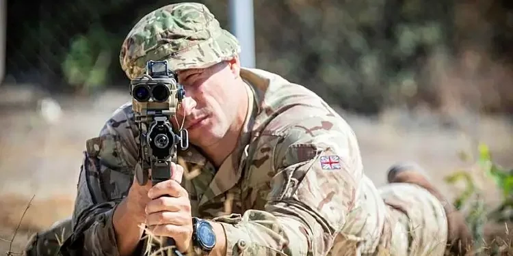 Soldier with a rifle fitted with TALON Fused Weapon Sight. Photo by MOD.