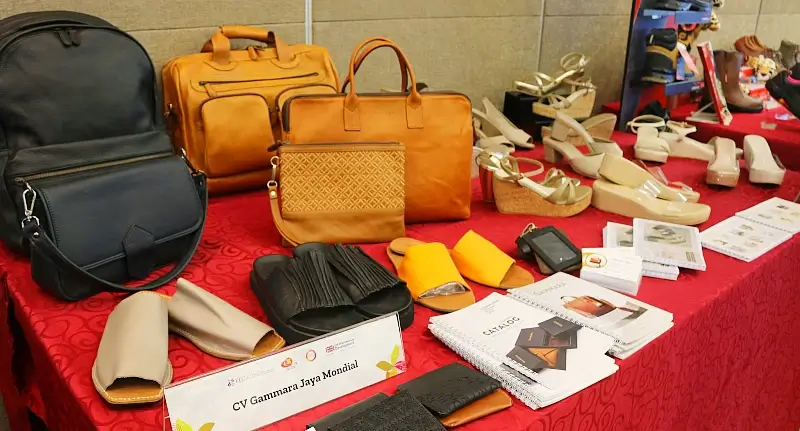 UK-Indonesia women entrepreneurs showing off their crafts at the trade show. Photo by the British Government.