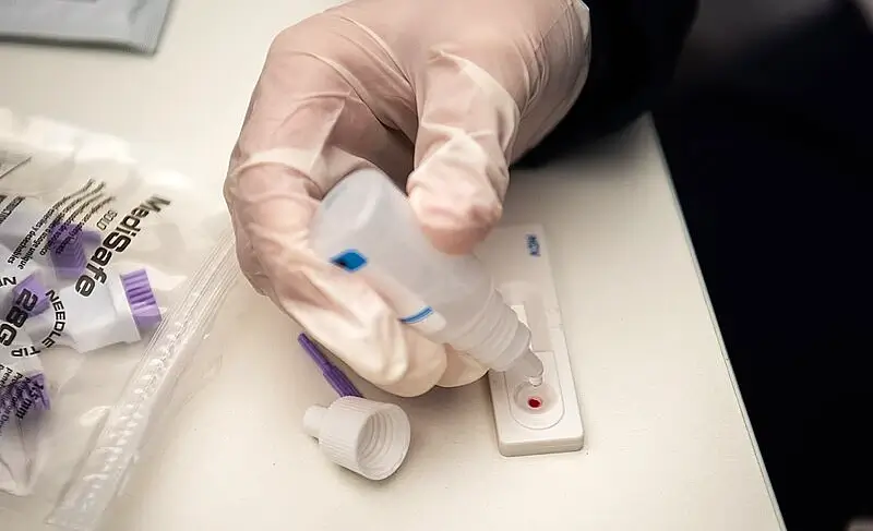 Hepatitis C rapid testing. Photo by Santiago Mazzarovichis.