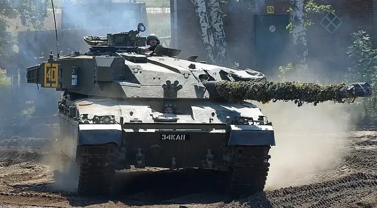Challenger tank in action. Photo by Pat Boen.