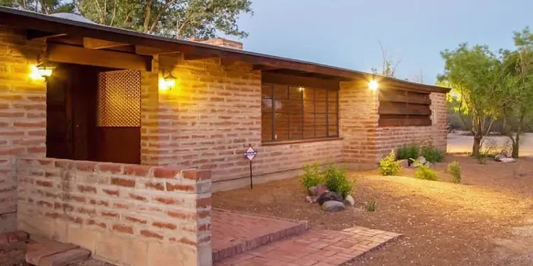 Tucson slump post and beam property. Photo by David Olsen.