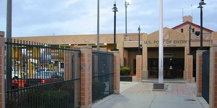 Douglas AZ port of entry. Photo by Wbaron.