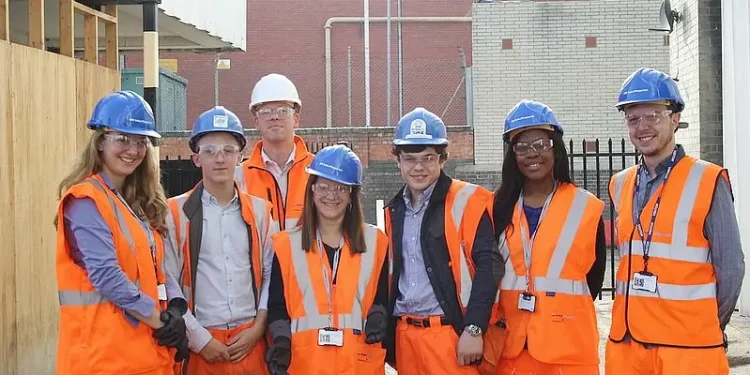 Government announces up to 10,000 more apprentices. Photo by the Dept. of Education.
