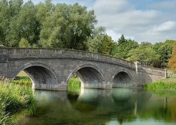 Bladon bridge, Blenheim Estate. Photo by Cliffkinch.
