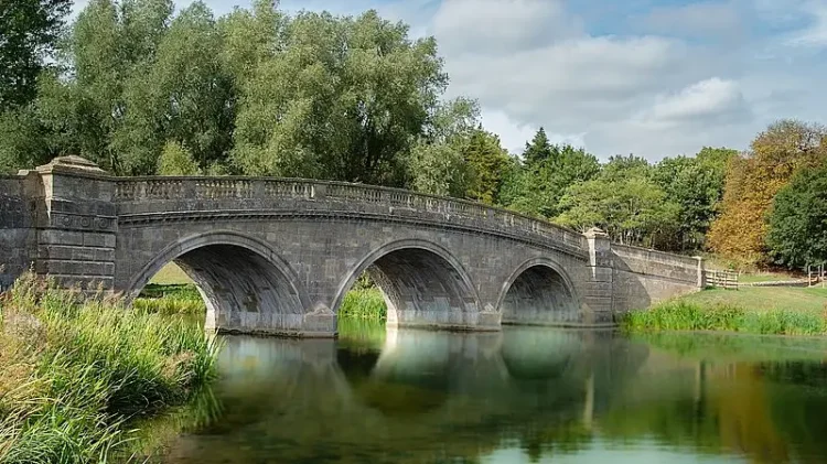 Bladon bridge, Blenheim Estate. Photo by Cliffkinch.