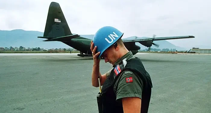 Bosnia UN peacekeeper holds his head. Photo by Mikhail Evstafiev.