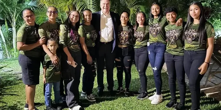 British Ambassador, Ben Lyster-Binns, and Siquirres Tigresses. Photo by the British Government.