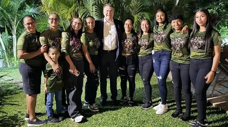British Ambassador, Ben Lyster-Binns, and Siquirres Tigresses. Photo by the British Government.