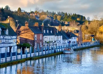 Flood defences on the River Severn. Photo by the Dept. for Environment, Food and Rural Affairs.