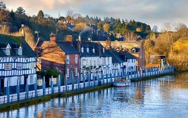 Flood defences on the River Severn. Photo by the Dept. for Environment, Food and Rural Affairs.