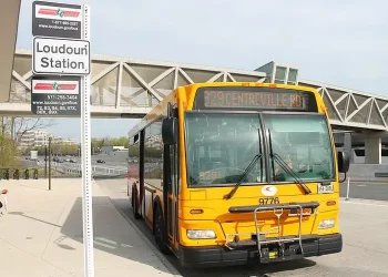 Loudoun bus. Fairfax Connector 929. Herndon, VA. Photo by Elvert Barnes.