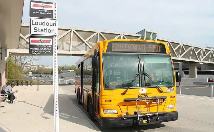 Loudoun bus. Fairfax Connector 929. Herndon, VA. Photo by Elvert Barnes.
