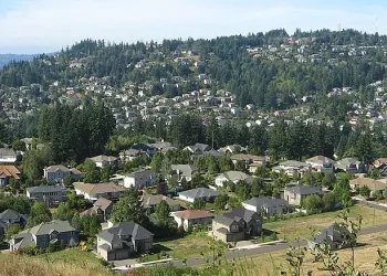 Mount Scott and Happy Valley in Oregon. Photo by Esprqii.